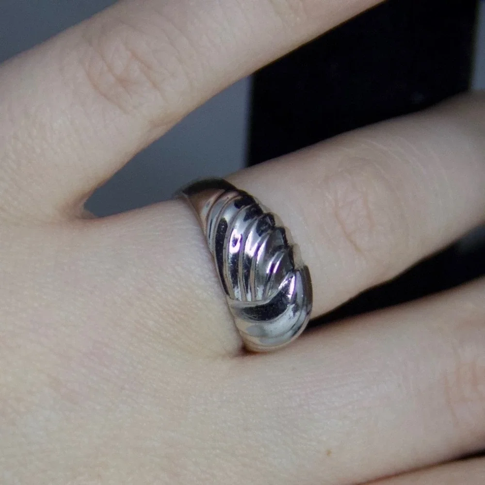 Vintage Silver Tone Ribbed Dome Ring Sculptural Tapered Band Size 7.5